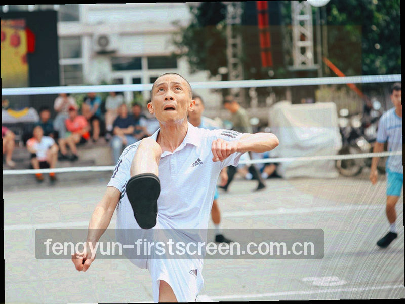 看台人群剪影与横幅在顶灯照射下形成强反差画面